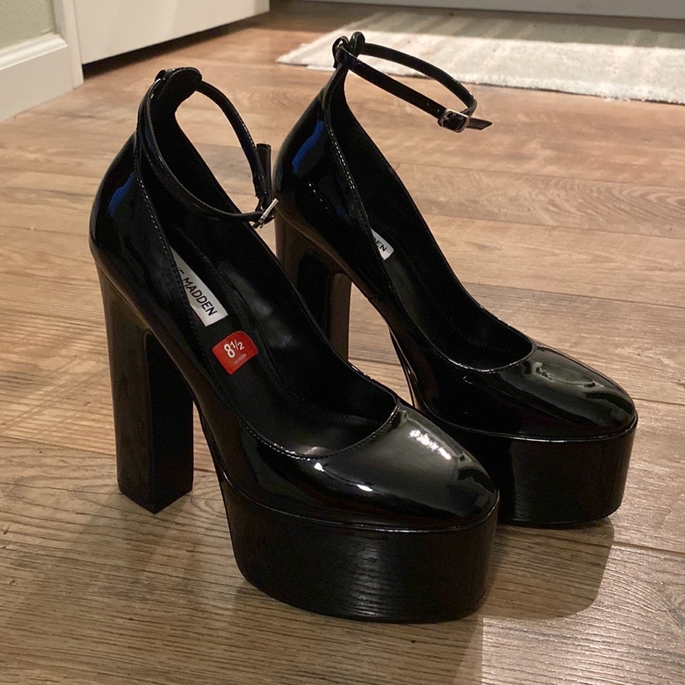 Steve Madden SKYRISE black patent